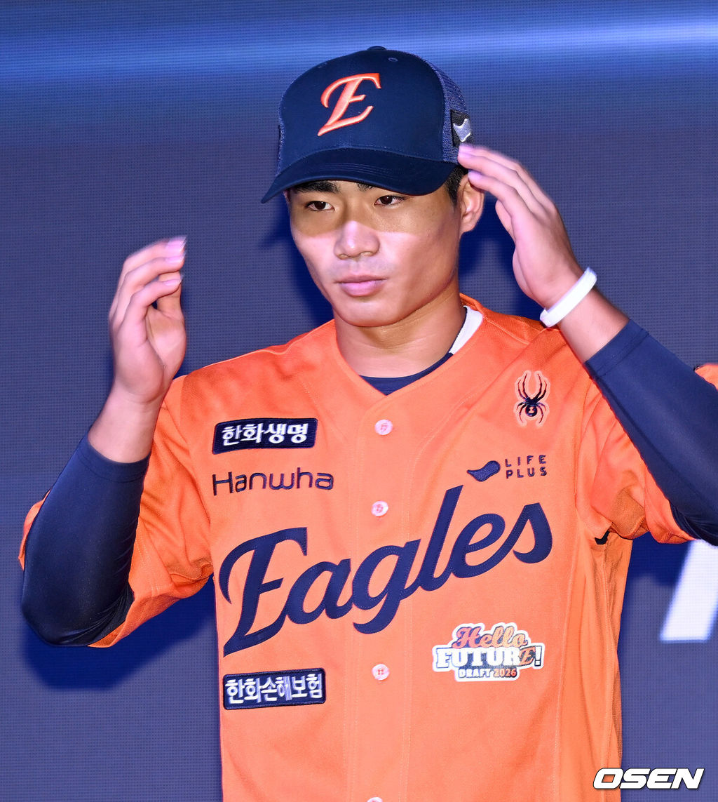 '<b>한화</b> 신인 <b>계약 완료</b>' 1R 3순위 깜짝 지명 <b>오재원</b>, <b>계약</b>금 2억7000만원 ...