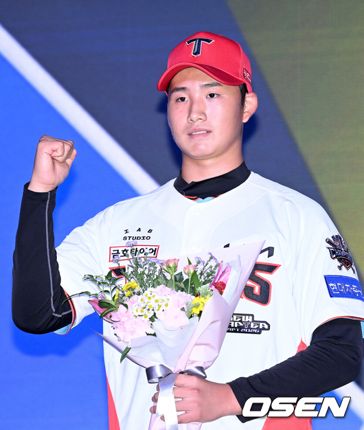 스위퍼 던지는 2R <b>김현수</b> 1억3000만원 사인...<b>KIA</b> 2026 신인 9명과 <b>계약</b> ...