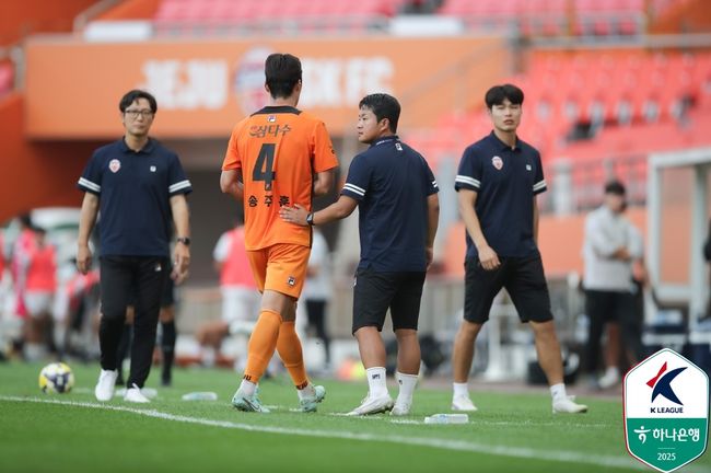 '<b>퇴장</b><b>퇴장</b><b>퇴장</b> 또 <b>퇴장</b>' 혼돈의 관중난입까지...제주, <b>수원FC</b>에 3-4 패배