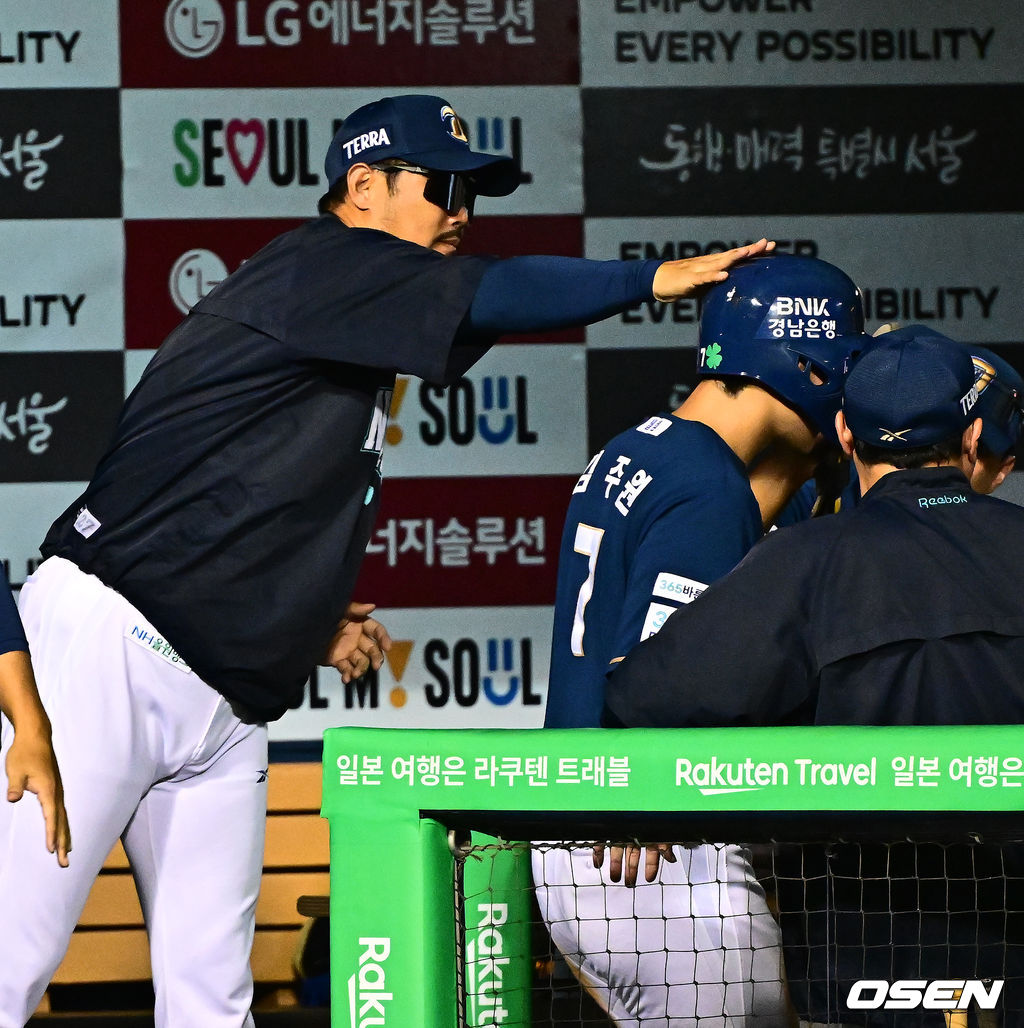 [사진]<b>이호준 감독</b>,'<b>김주원</b>, 발로 만든 동점이야'