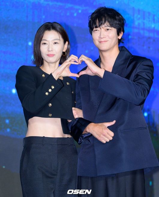 ‘<b>북극성</b>’ 작가, <b>강동원</b> ‘그리고’ 크레딧 해명..“특별한 존재감 의...