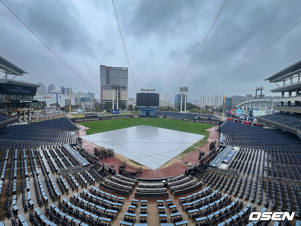 얄궂은 가을비, KBO <b>포스트시즌</b> 일정 하루씩 전부 밀렸다…6일 WC 1차전 ...
