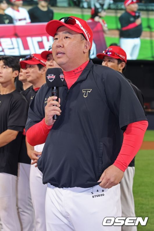 "우승→8위 새드엔딩'  마이크 잡은 이범호 감독의 결기 "내년엔 광주에서 반드시 가을야구하겠습니다"