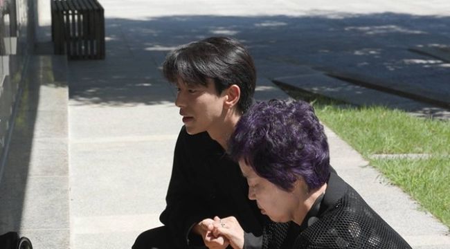 '어머니 2명 <b>고백</b>' <b>윤현민</b>, 새 어머니와 父<b>봉안당</b> 방문 '<b>눈물</b> 펑펑'(미우...
