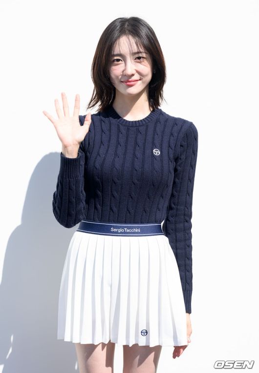 <b>박지현</b>, 때아닌 <b>열애설</b> 즉각 <b>부인</b>.."男 실루엣? 지인 부부와 여행" [공식...