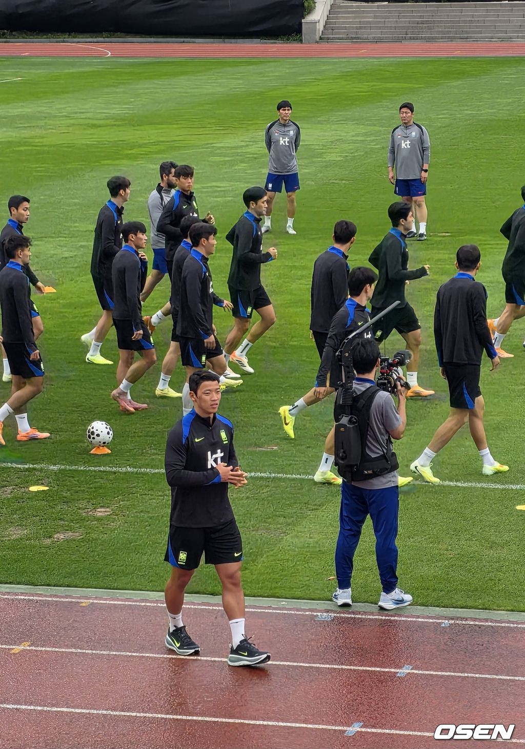 '7일 <b>훈련</b> 중 부상' <b>황희찬</b>, '축구화 없이' 12일 <b>훈련</b>장 복귀...'<b>회복</b>조'...