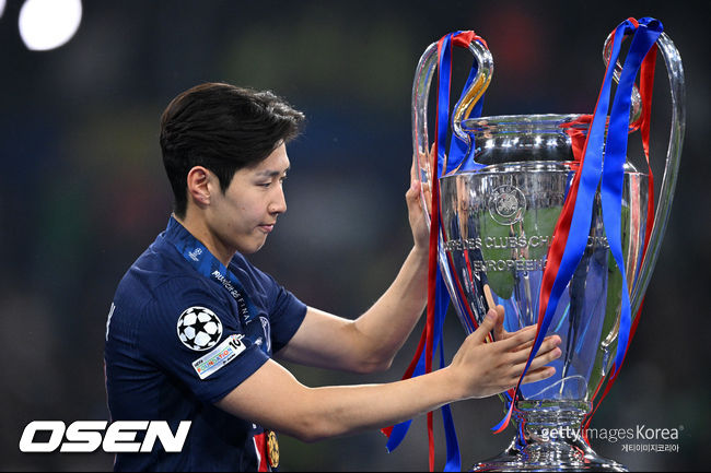 "PSG, <b>이강인</b> 쉽게 안 보낸다" 韓 축구, '958억' <b>초대형</b> 이적 무산되나....