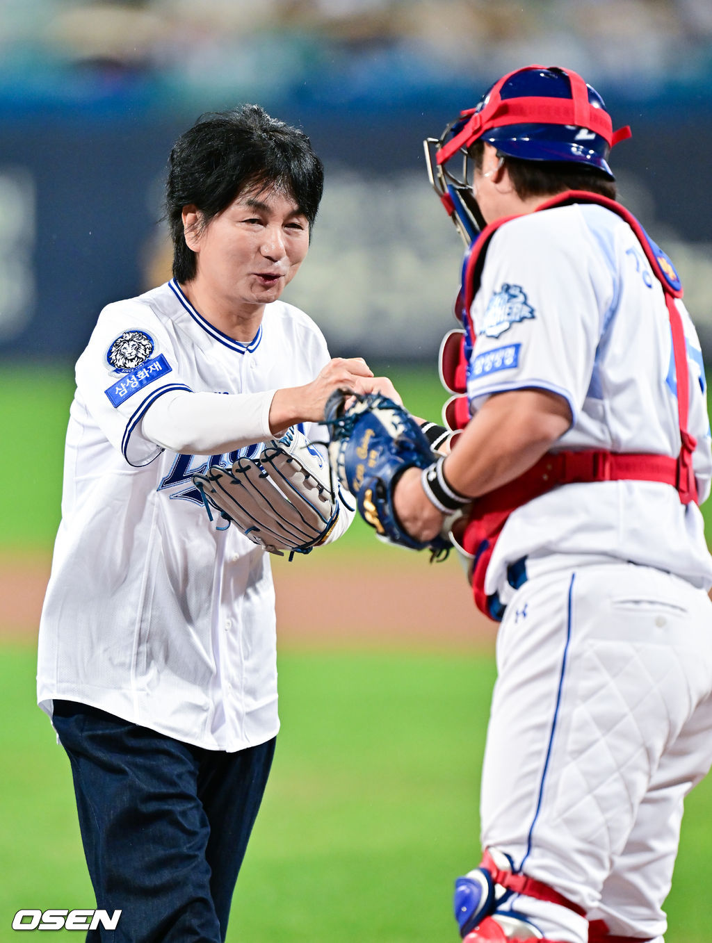 [사진]시구 이철민,'<b>강민호</b> 선수! 꼭 이겨주세요'