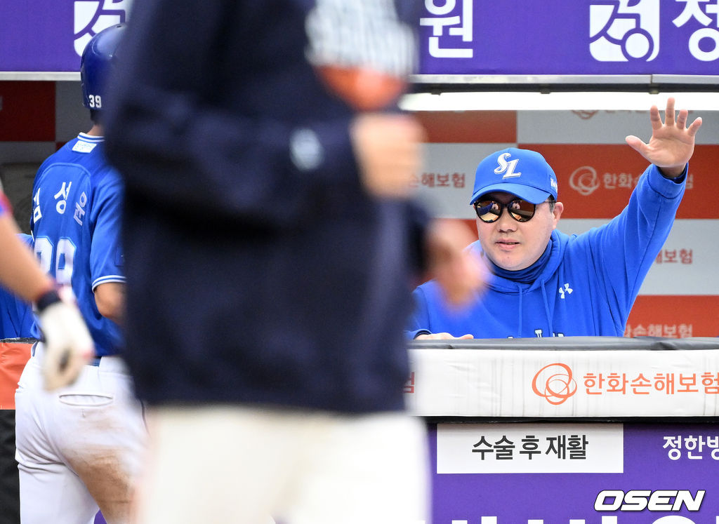 [사진]<b>박진만 감독</b>,'김성윤 어서와'