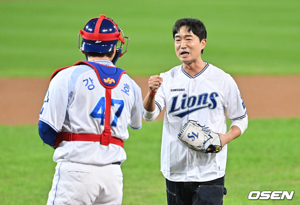 [사진] <b>강민호</b>와 하이파이브하는 <b>배우</b> 조우진, 삼성 승리 기원 시구