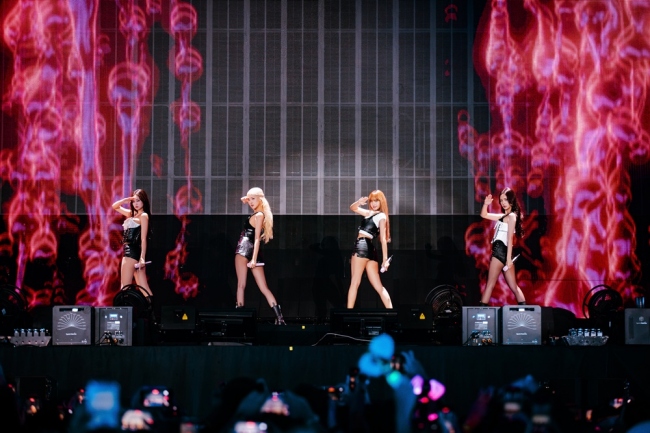 <b>블랙핑크</b>, <b>핑크</b>빛으로 물들인 <b>가오슝</b>의 밤..亞 <b>투어</b> 화려한 스타트