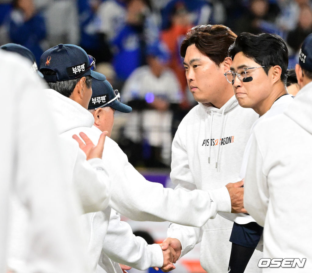 [사진]<b>김경문 감독</b>,'<b>류현진</b> KS에서도 잘해보자'