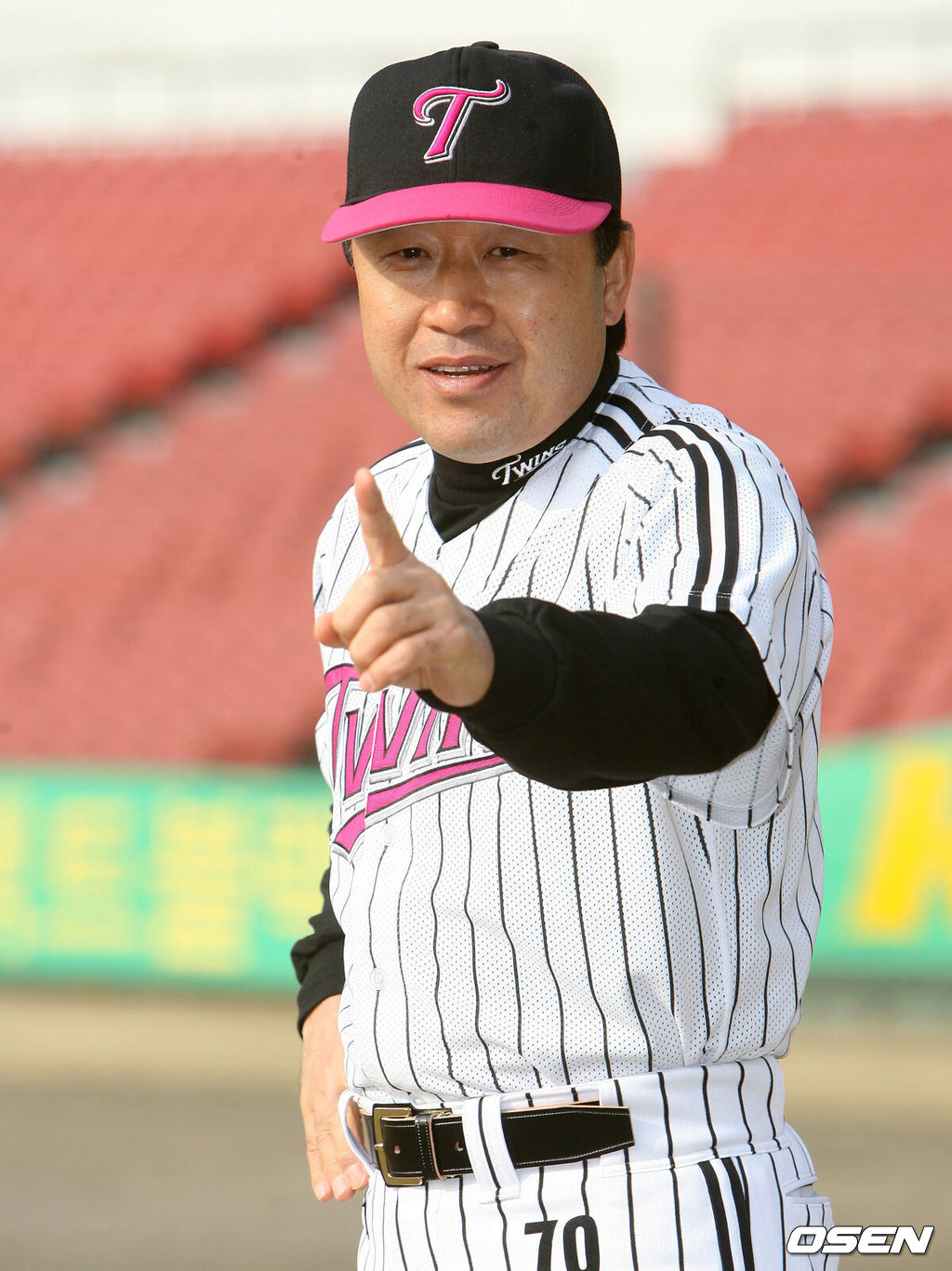 LG-한화 KS 1차전, 1990년 LG 우승 이끈 <b>김재박</b> 前감독 <b>시구</b>…애국가 이...