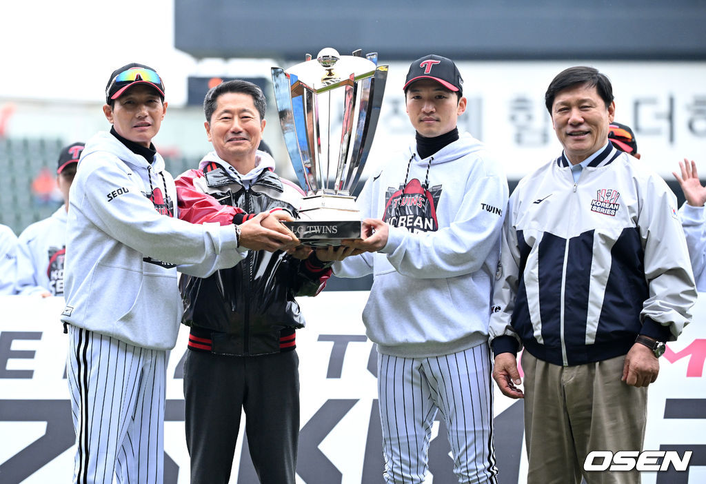 [사진]허구연 총재,'<b>LG 트윈스 우승</b>을 축하해요'