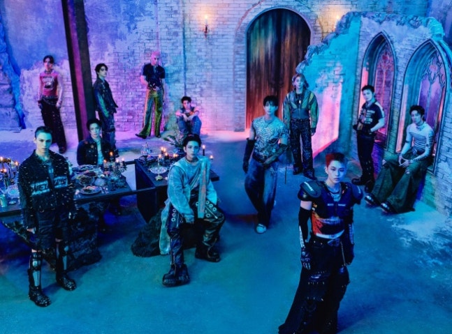 <b>세븐틴</b>, 글로벌 인기 캐릭터 '<b>스머프</b>'와 손잡았다..슈퍼 IP <b>컬래버</b> 성사