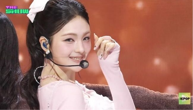 포니테일에 리본, 인간 러블리...'CAPPUCCINO'로 <b>컴백</b>한 <b>규빈</b> (더쇼)