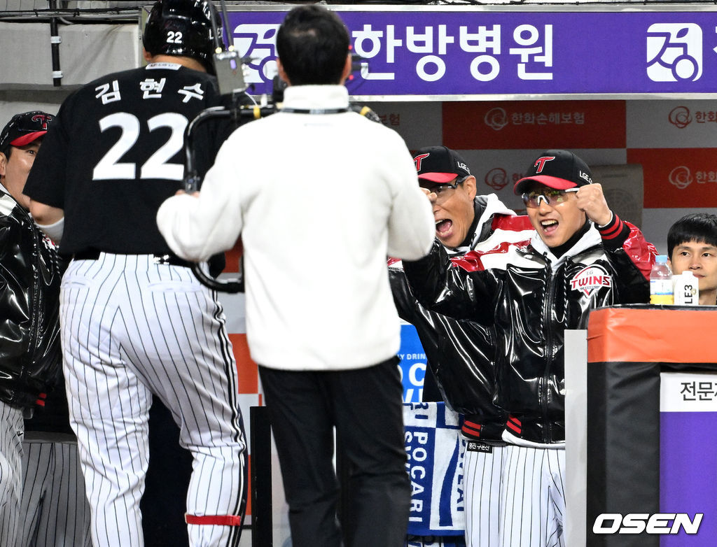 [사진]<b>염경엽 감독</b>,'<b>김현수 역전포</b>에 주먹 불끈'