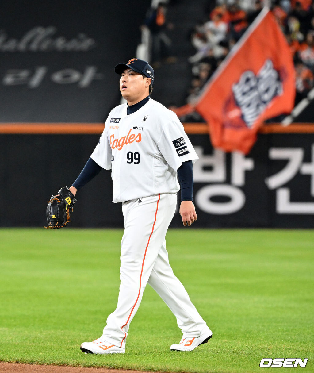 불펜 자청까지 했는데 추가 실점으로 끝나다니…<b>류현진</b> 첫 우승 <b>실패</b>, 1...