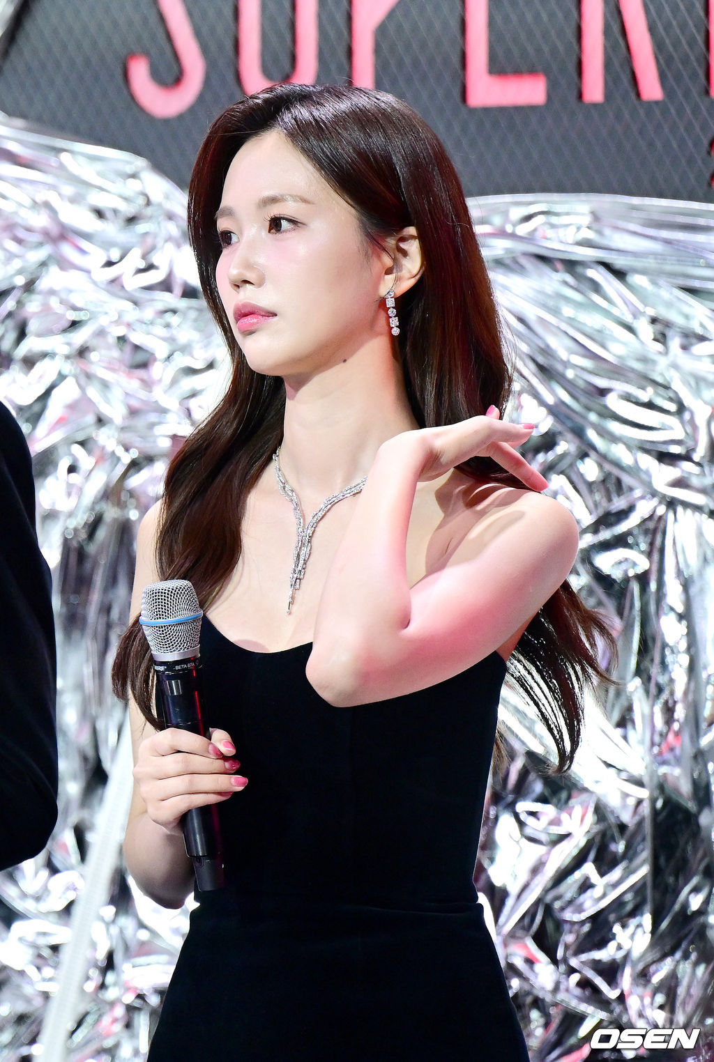 [사진]2025 슈퍼모델 선발대회 진행 나선 <b>김가현 아나운서</b>