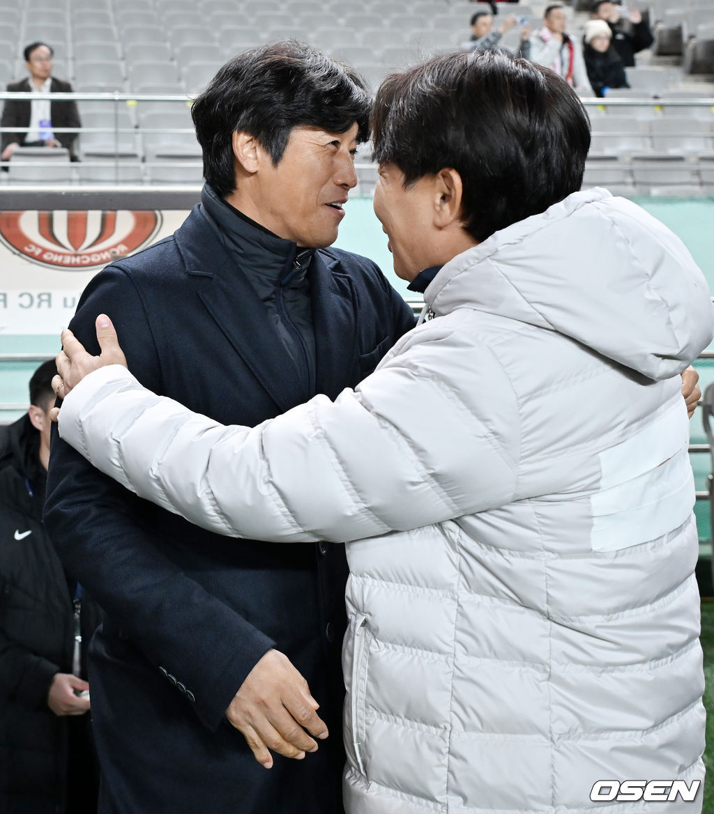 [사진]<b>서정원 감독</b>,'<b>김기동</b> <b>감독</b>을 만나 <b>포옹</b>'