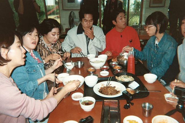 ‘<b>응팔</b>’ <b>10주년</b> 사진 드디어 공개됐다…혜리는 있고 <b>류준열</b>은 없다[Oh!...