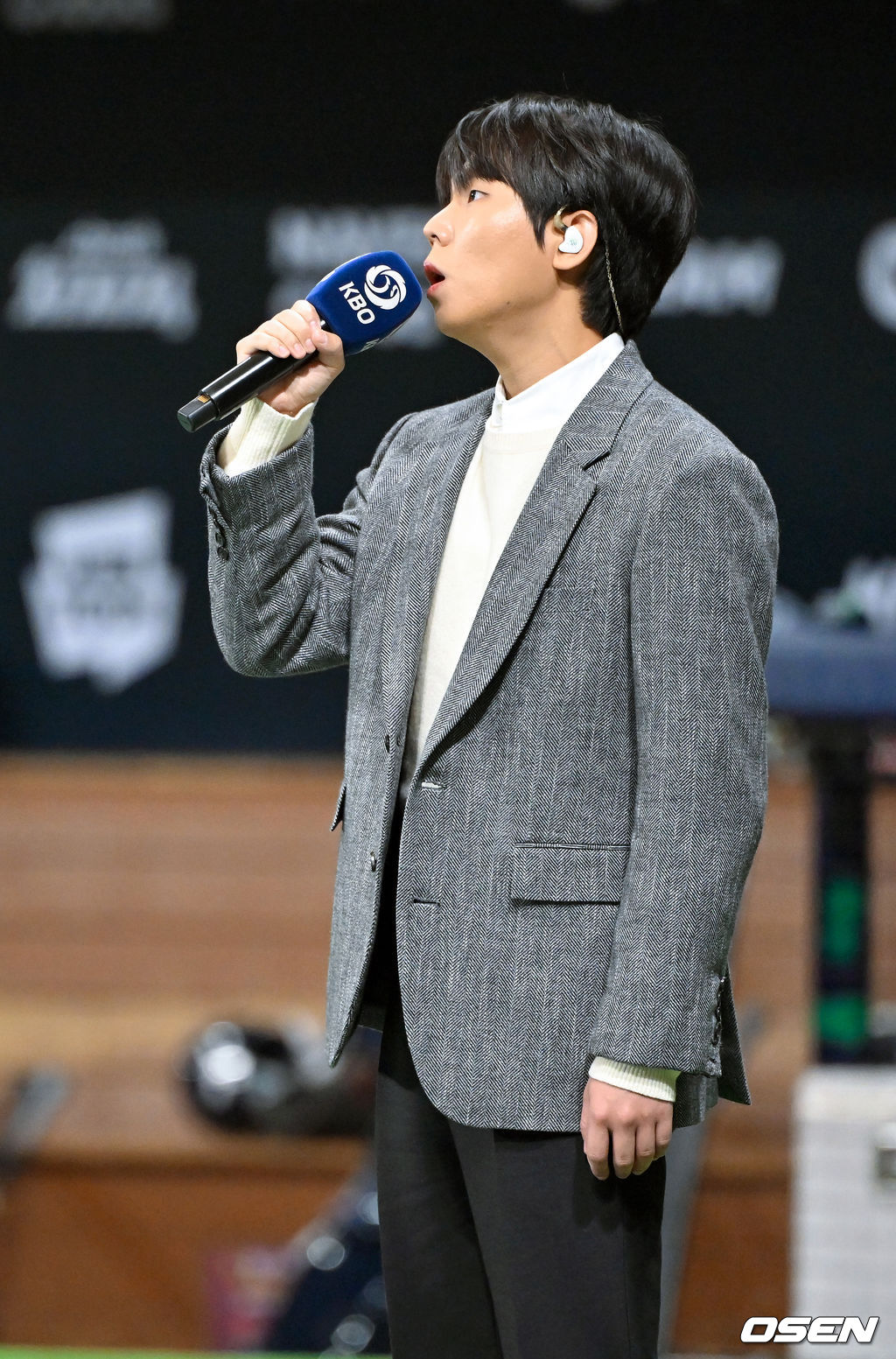 [사진]<b>정승환</b>,'한국-체코전, <b>애국가 제창</b>'