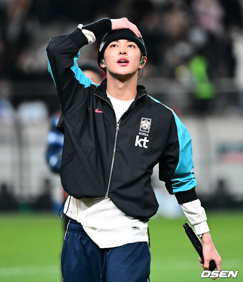 [사진]코르티스 건호, <b>축구대표팀</b> 트레이닝복이 잘 어울려