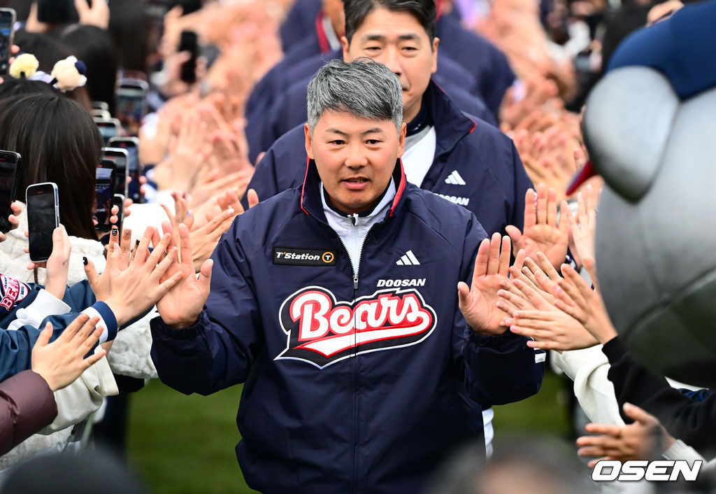 [사진]김원형 감독, '<b>곰들의 모임</b> 하이파이브'