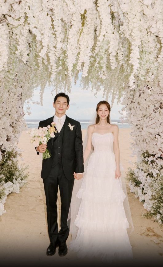 <b>온주완</b><b>방민아</b>, 허례허식 없었다…<b>발리</b> 스몰웨딩 어땠길래 [핫피플]