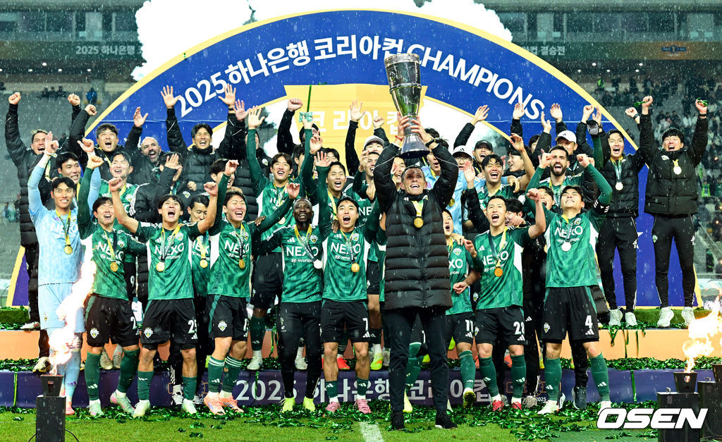 [사진]<b>코리아컵</b> 우승컵 들어올린 <b>전북</b>