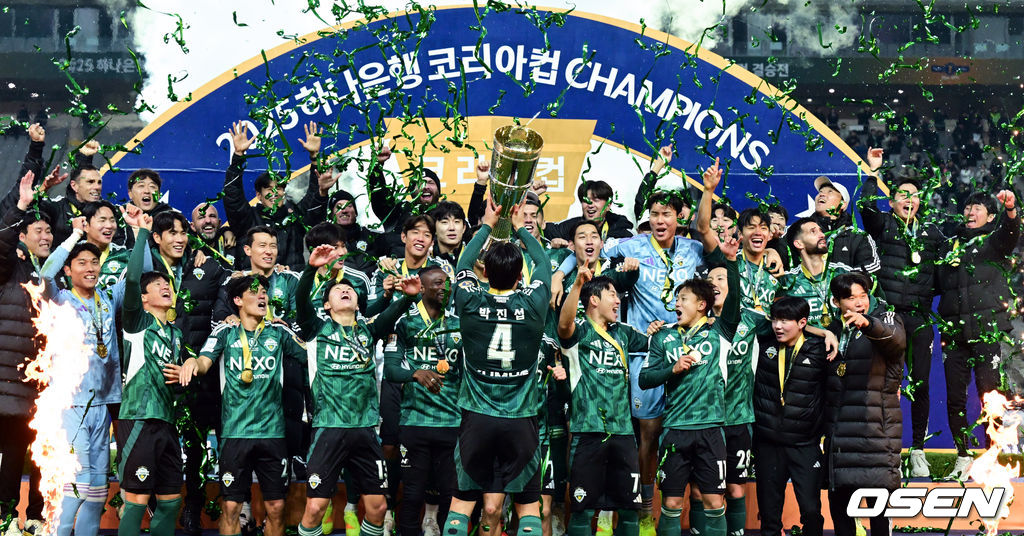 [사진]<b>전북</b> '<b>코리아컵</b> 우승컵 번쩍'