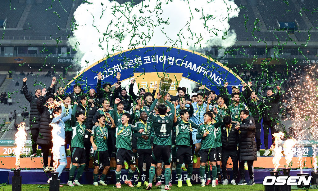 [사진]<b>전북</b> '<b>코리아컵</b> 우승컵 번쩍'