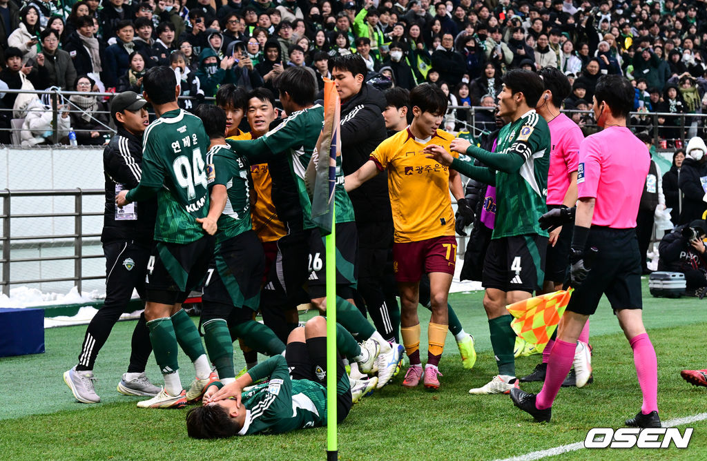 [사진]<b>코리아컵</b> 뜨거운 신경전 <b>전북</b>-광주