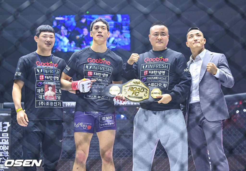 [사진]<b>윤태영</b>, 오토니 꺾고 로드FC <b>웰터급</b> 초대 <b>챔피언</b> 등극