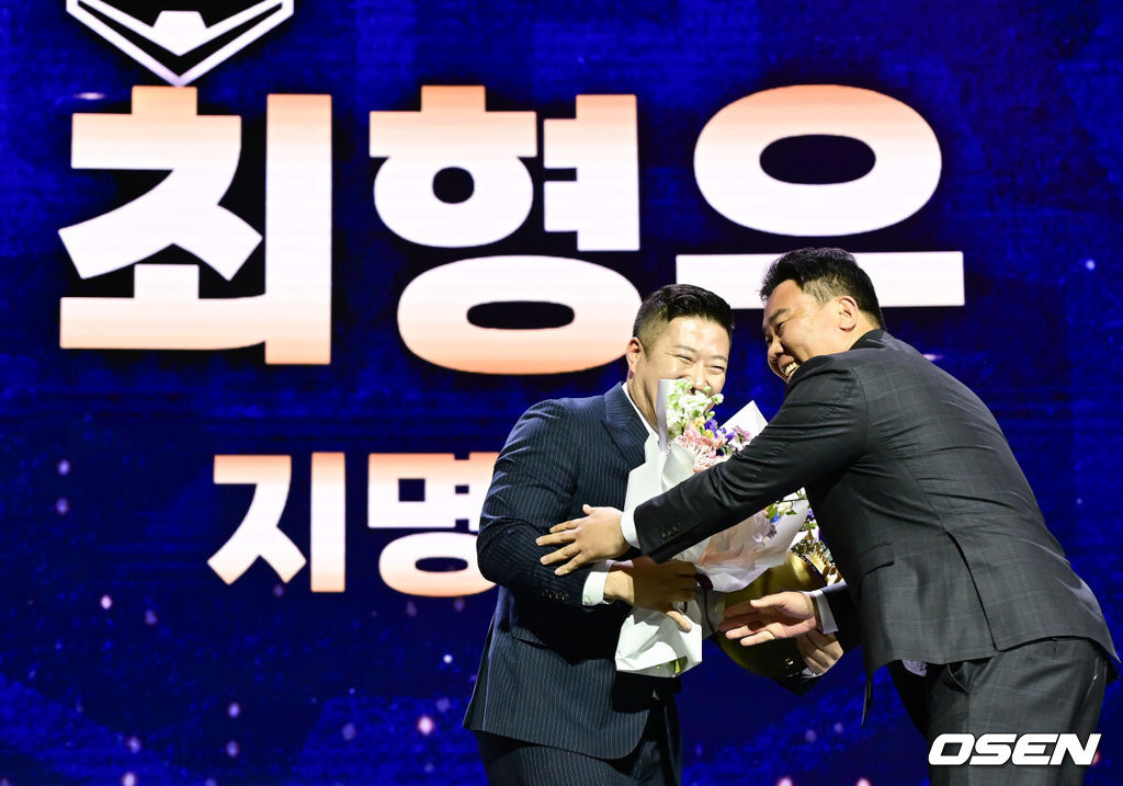 '41세 11개월' 삼성 <b>최형우</b>, 또다시 역대 최고령 <b>골든글러브</b> 신기록 세울...