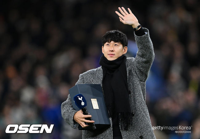 "저 안 잊었죠?" <b>손흥민</b>, 런던 6만 관중 울렸다...<b>토트넘</b> <b>복귀</b> 후 '감동...