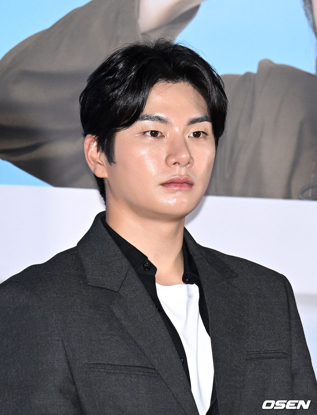 이이경, 사생활 폭로자 저격·<b>유재석</b> 패싱 소감 무색…"가슴 E컵" 추가 ...