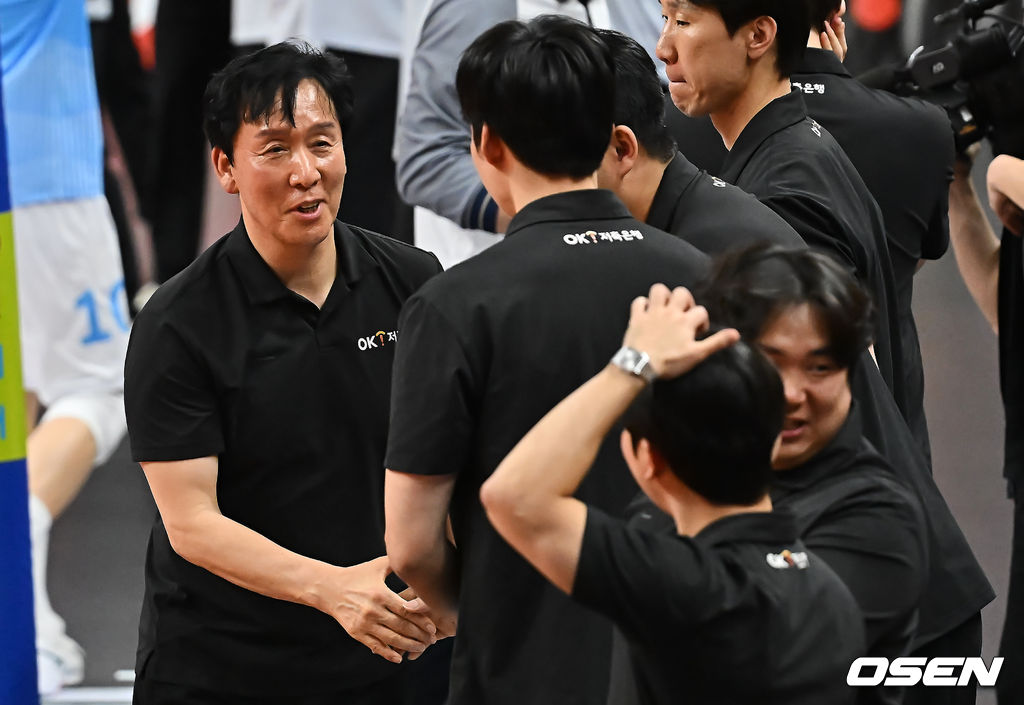 [사진] 대한항공 11<b>연승 저지</b> 기뻐하는 <b>OK저축은행</b> 신영철 감독