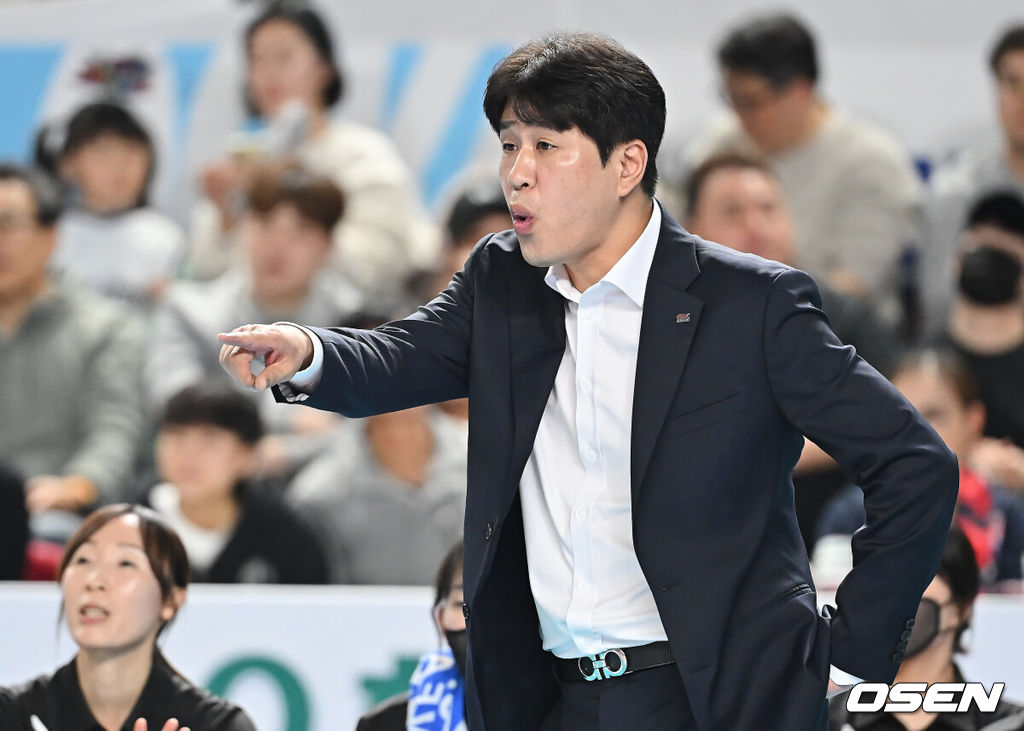 <b>김종민 감독</b>, <b>여자부 최다승</b> 신기록 앞두고 경고등 켰다 “최근 경기력...