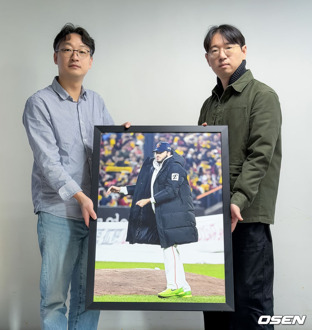 OSEN 이대선 기자 ‘마운드 흙 담아 떠나는 <b>폰세</b>’… 스포츠사진기자회...