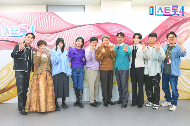 “세상을 홀리는 ‘홀리데이’ 출연자 多”..<b>송가인</b> 업고 돌아온 ‘<b>미스</b>...