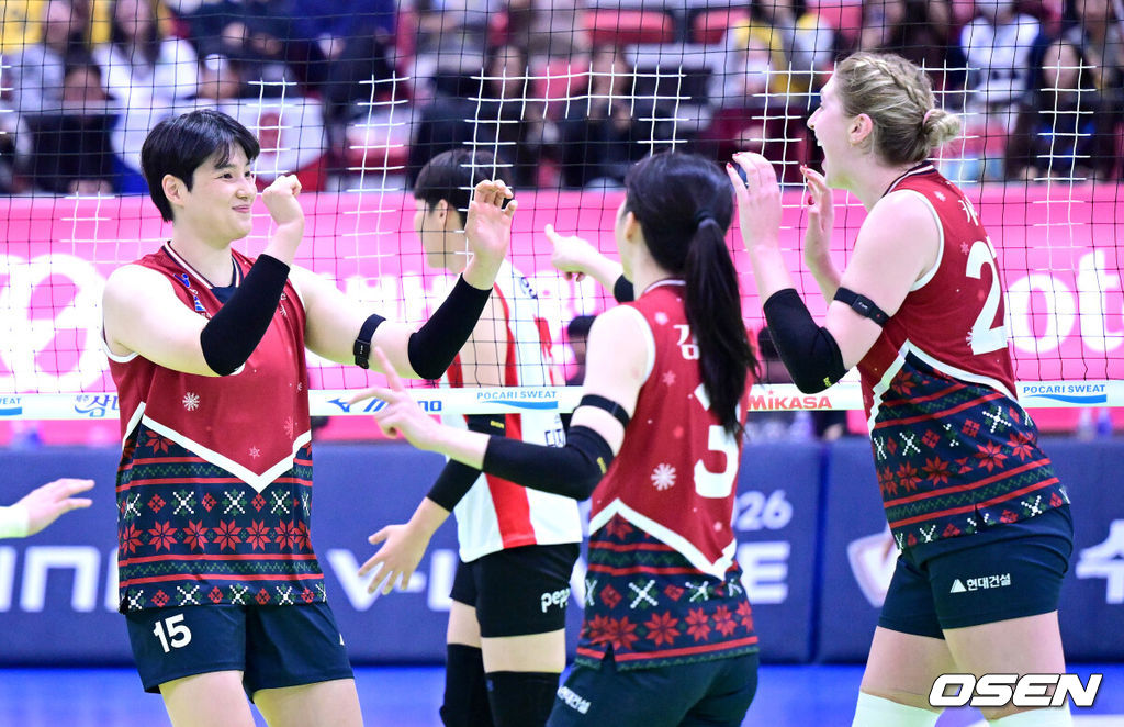 카리-정지윤 41득점 폭발! 2위 <b>현대건설</b>, 1위 도로공사 3-1 격파…5<b>연승</b>...