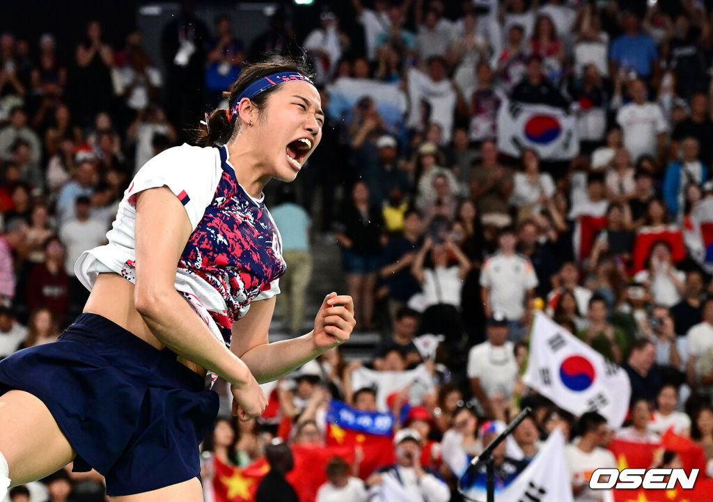 '또, 또 이겼다!' <b>안세영</b>, '라이벌' <b>야마구치</b> 상대 2-1로 <b>역전승</b>→조 1위...