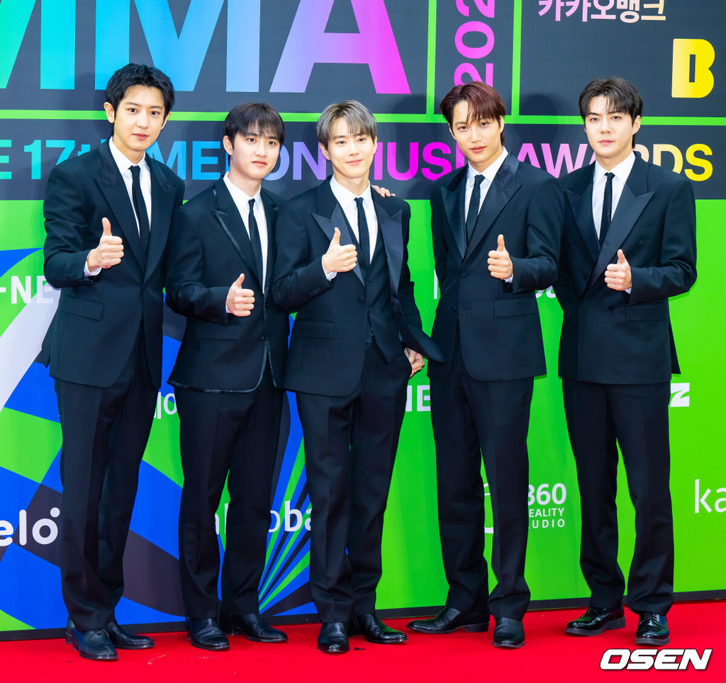 <b>엑소</b>, SNS 실검 장악···8년 만의 MMA→'으르렁'부터 'Back it up'까지('...