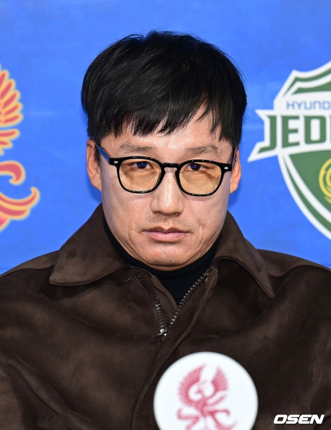 "내 밑에서 콘이나 놓던 놈이 많이 컸다!” 축구계에서 무시받던 ‘비주류’ 이정효 감독, 빅클럽 수원삼성 맡았다