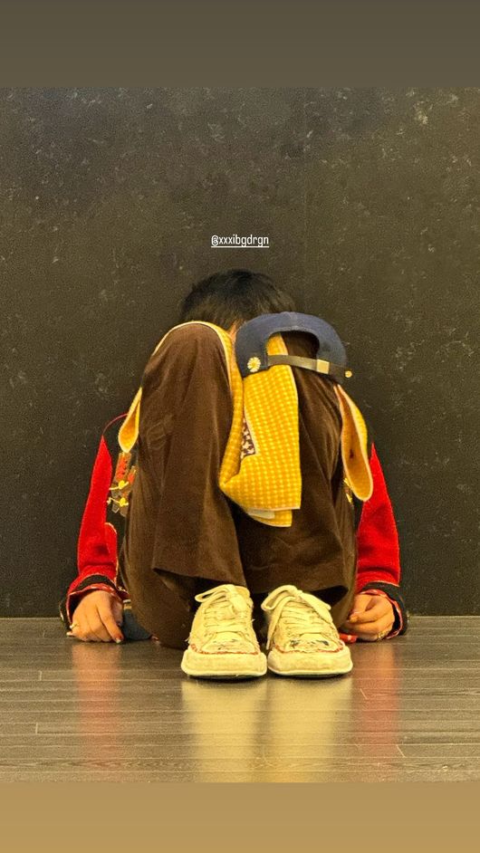 她气场强大，即使穿着厚重的衣物也无法掩盖其时尚品味。