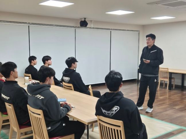 이래서 42살에 국대 뽑혔구나, 25억 홀드왕 명품 강연→신예들 감탄 연발 “사소한 선택 하나가 야구인생 끝낸다”