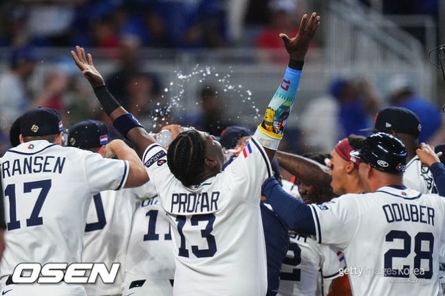 ‘진짜 미쳤다’ 네덜란드, 9회말 2아웃 2점 뒤졌는데…안타-2루타-끝내기 홈런, 김하성 동료가 영웅 되다