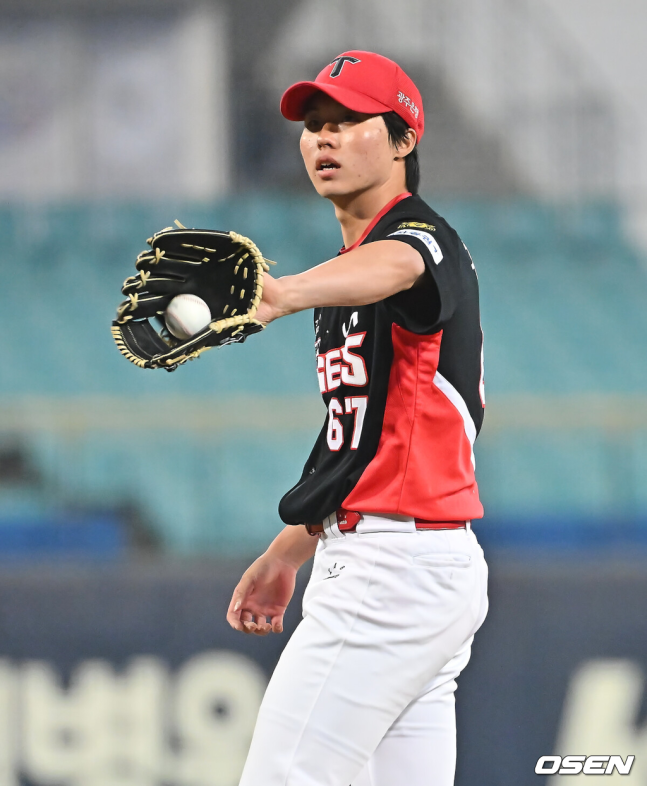 미래 보고 낙점했는데 즉시 전력됐다...80억 보상투수 개막엔트리 입성, 근데 왜 7억 베테랑은 빠졌나