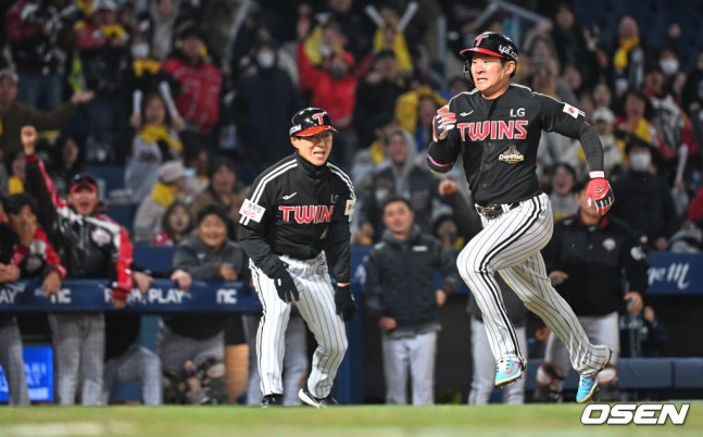 2012년 중견수 정수성→2026년 주루코치 정수성…오지환의 운수 좋은 날 “그라운드 홈런 2개 모두 정수성 코치님이 만들어주신거죠”